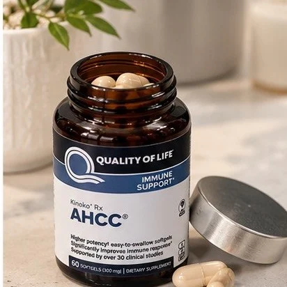 Flacon d’AHCC ouvert, avec ses capsules molles et son bouchon métallique à côté
