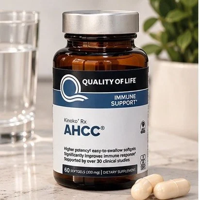 Flacon d’AHCC, capsules molles pour soutenir les défenses naturelles, posé sur un plan de travail avec un verre d’eau